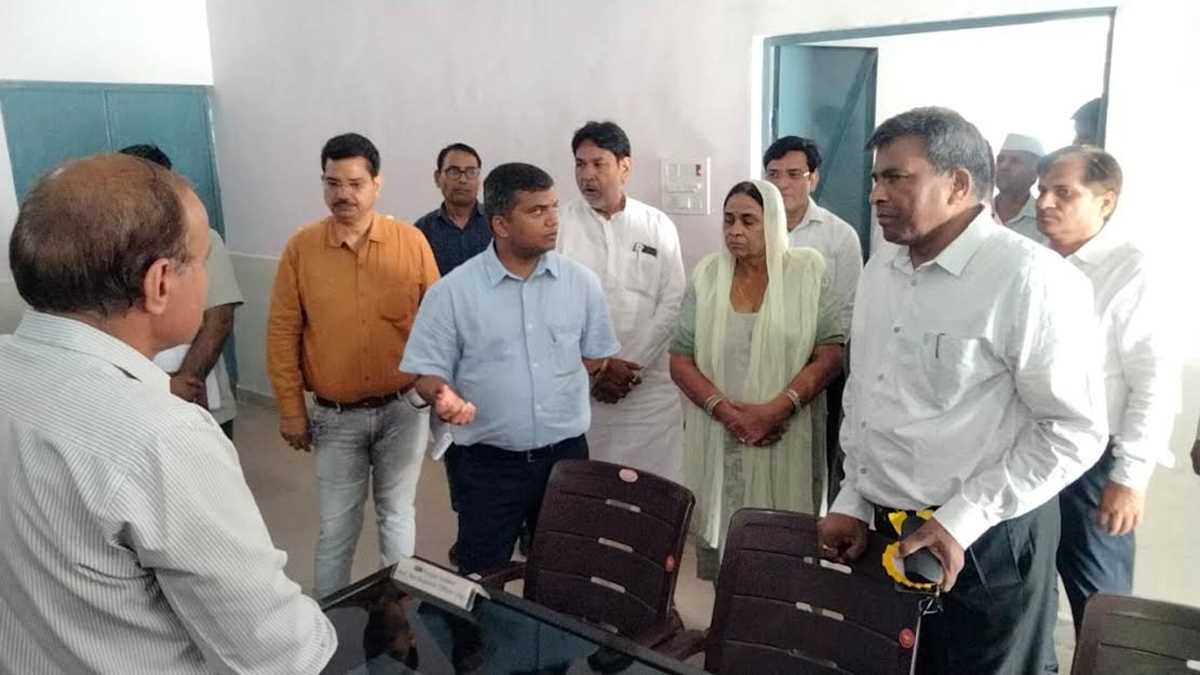 डीएम मनीष कुमार वर्मा ने विकासखंड बिसरख का किया निरीक्षण डीएम मनीष कुमार वर्मा ने विकासखंड बिसरख का किया निरीक्षण